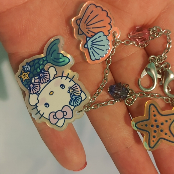 Hello Kitty Multi Charm - Picture 8 of 8